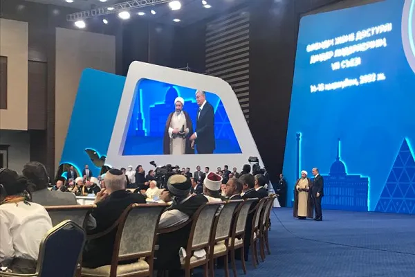 اهدای نشان گفت‌وگوی دینی به رئیس سازمان فرهنگ و ارتباطات اسلامی