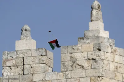 اهتزاز پرچم فلسطین در راهپیمایی روز پرچم شهرک نشینان صهیونیست در بیت المقدس
