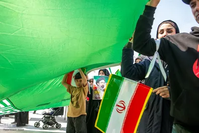اجتماع عظیم مردمی و اهتزاز بزرگترین پرچم ایران در روز جمهوری اسلامی