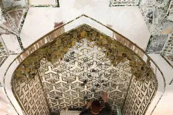Fortsetzung der Instandhaltungs- und Renovierungsarbeiten an den Spiegeln im Heiligtum von Abu Fadl al Abbas (Friede sei mit ihm)