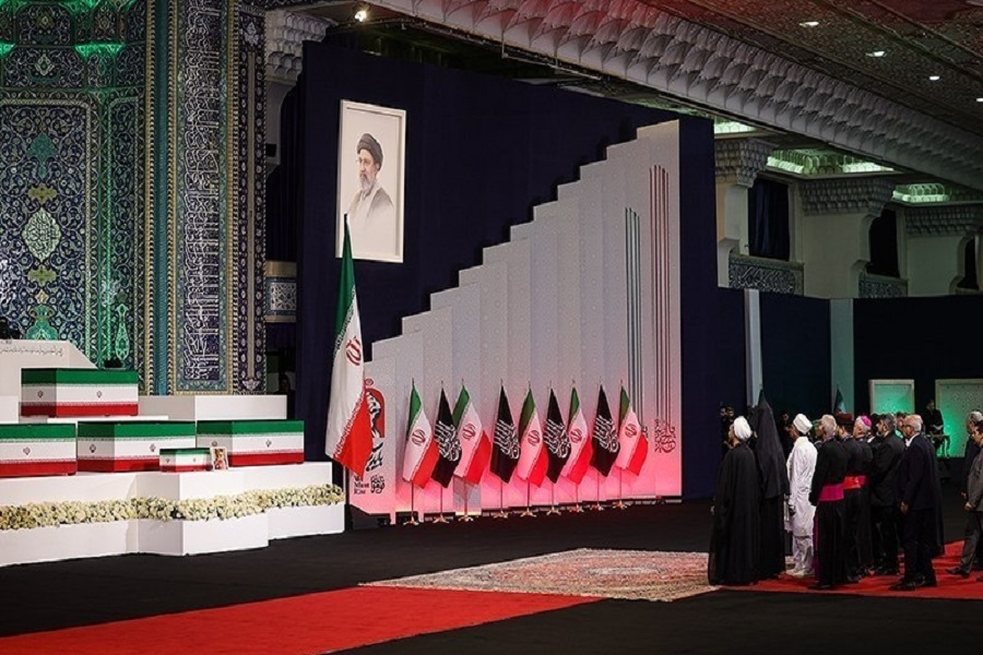 شاهد بالصور.. الضيوف الأجانب يؤدون الاحترام للجثمان الطاهر للإمام الشهيد شاهد بالصور.. الضيوف الأجانب يؤدون الاحترام للجثمان الطاهر للإمام الشهيد