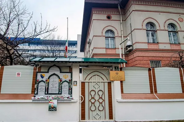 نیمه برافراشتن پرچم ایران در بوسنی به یاد سردار سلیمانی + عکس
