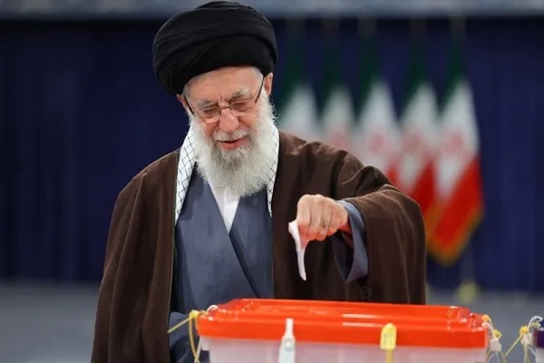 رهبر انقلاب اسلامی رأی خود را به صندوق انداختند + فیلم