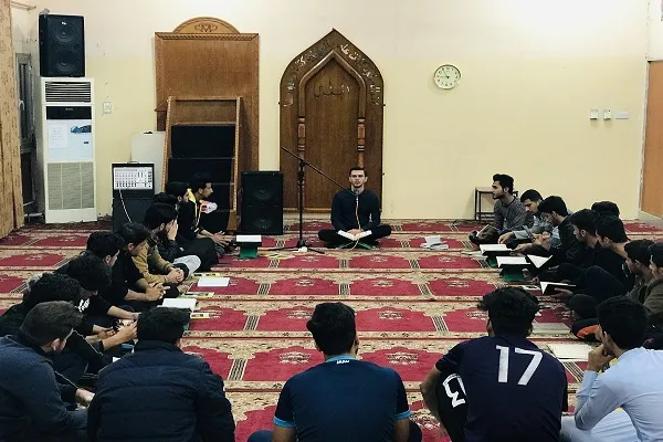 مشاركة 50 طالباً وطالبةً في برنامج تعليمي قرآني في جامعة البصرة