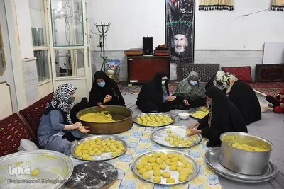 پخت و توزیع نان محلی در سمنان