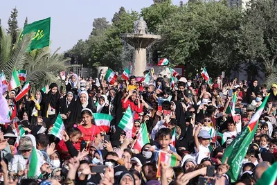 اجرای سرود «سلام فرمانده» در میدان شهدای شیراز