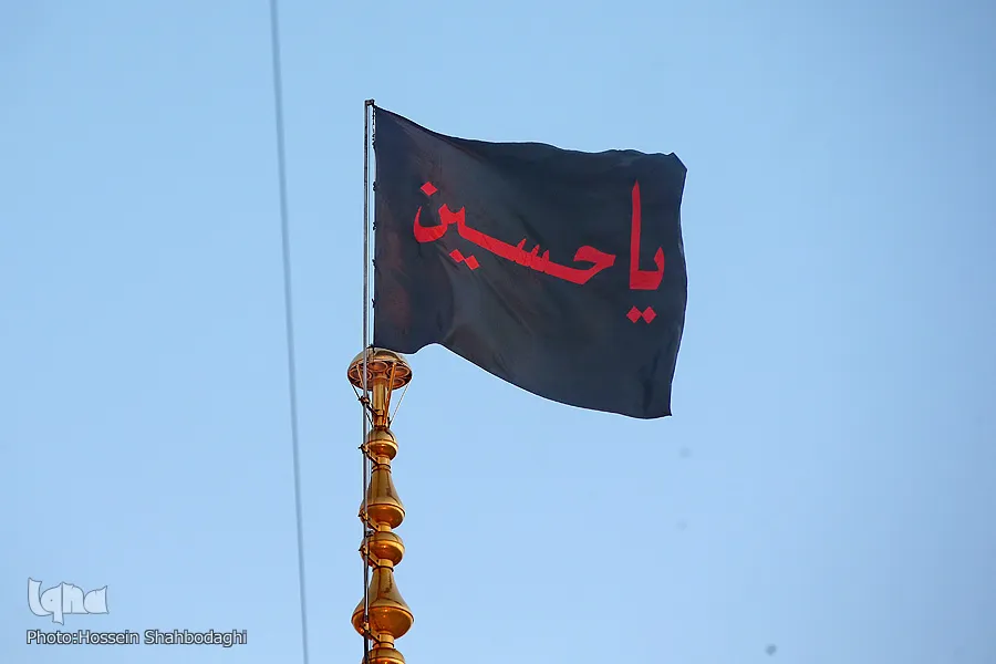 راية العزاء ترتفع فوق قبة مرقد السيدة معصومة(س) إستقبالاً لمحرم الحرام