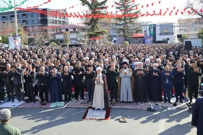 نماز باشکوه عید سعید فطر به امامت آیت الله محمدی لائینی  در ساری