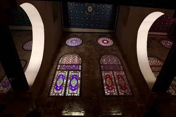 د فلسطینیو هنرمندانو په لاس د الاقصی جومات دکړکیو مرمت کول
