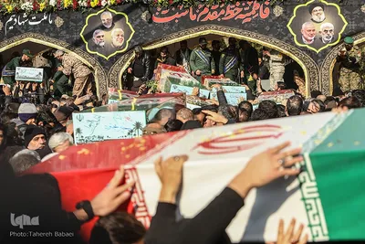 تشییع پیکرهای ۱۰۰ شهید گمنام از مقابل دانشگاه تهران