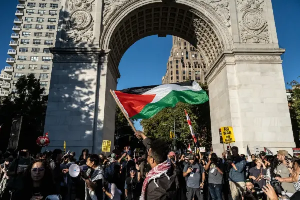 Sa New York na Maka-Palestine na mga Demonstrador ay Nagmarka ng Anibersaryo ng Operasyon ng Pagbaha sa Al-Aqsa