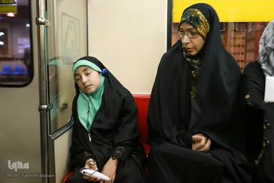 ضحی در مسر بازگشت به خانه در حال گوش دادن قرآن است