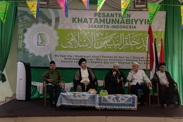 وفد العتبة الحسينية عدداً من المعاهد الإسلامية في إندونيسيا + صور