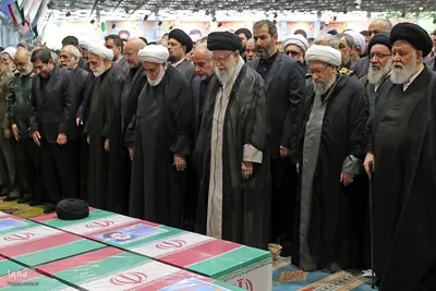 اقامه نماز بر پیکر رئیس جمهور شهید و همراهان ایشان