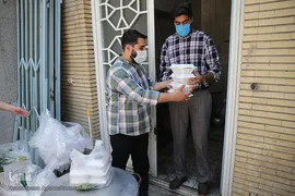 توزیع ۲۰۰۰پرس غذای گرم میان خانواده های محروم و حاشیه نشین تهران و ورامین توسط موسسه خیریه شهدای مدافع حرم استان تهران