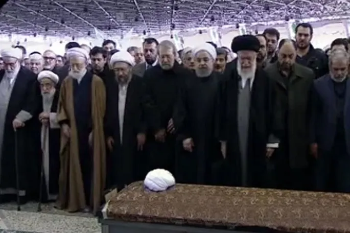 İslam İnqilabının Rəhbəri bu gün səhər Ayətullah Rəfsəncaninin cənazə namazını qıldı