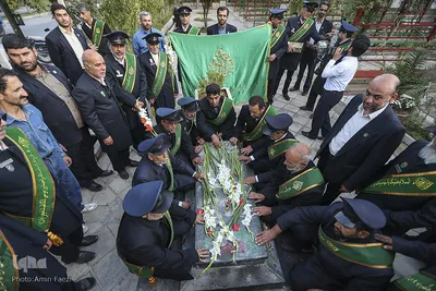 گلباران قبور شهداي دفاع مقدس توسط خادمان حرم شاهچراغ(ع) شيراز