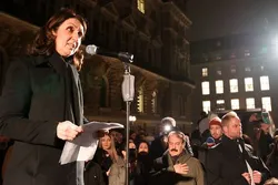 Hamburg: Gedenken an die Erdbebenopfer vor dem Rathaus