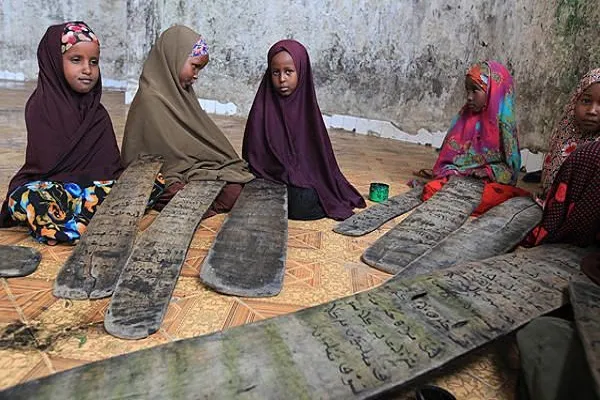 Watoto wa Somalia wakisoma Qur’ani katika mazingira magumu + Video