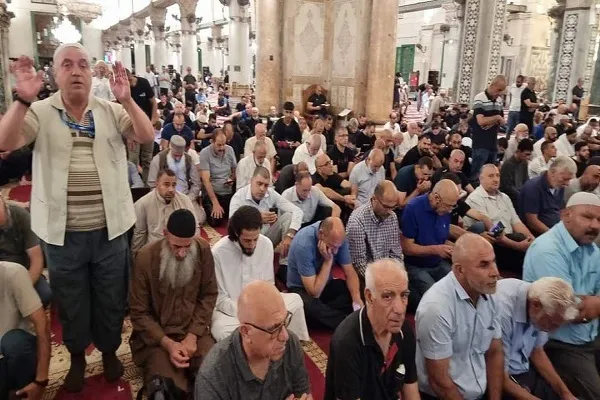 حضور هزاران فلسطینی در نماز صبح جمعه مسجدالاقصی و مسجد ابراهیمی