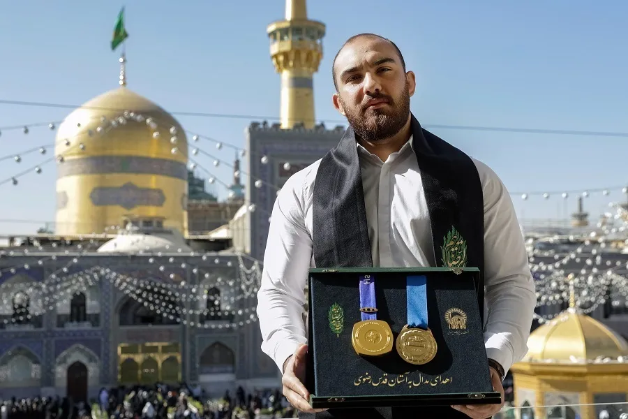 Lutador campeão mundial concede medalhas de ouro ao Museu do Santuário Imam Reza
