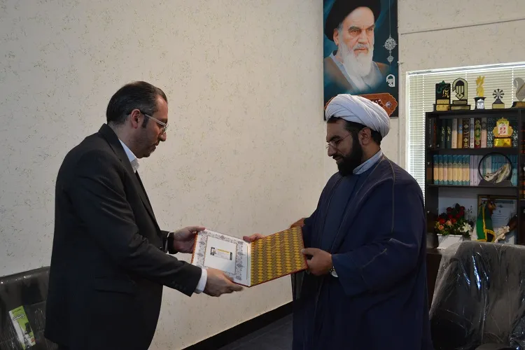 امام جمعه مرودشت خبرنگار افتخاری ایكنا شد