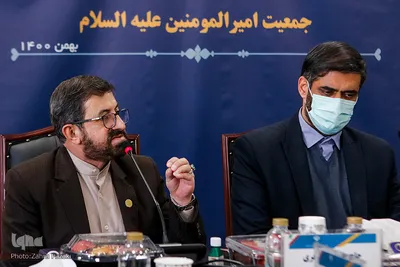 از راست دکتر سعیدمحمد، مشاور محترم رئیس جمهور و دبیر شورای عالی مناطق آزادی تجاری و صنعتی و حاج مرتضی طاهری، رئیس هیات مدیره خانه مداحان کشور و رئیس قرارگاه