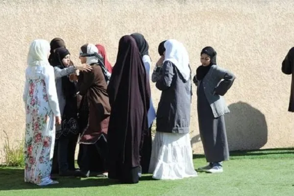 مخالفت وزیر کشور فرانسه با ممنوعیت حجاب برای دختران زیر سن قانونی
