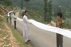 Wani masani dan Kashmiri ya rubuta Alqur'ani akan wani takarda mai tsayin mita 500