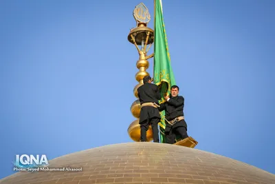 تعویض پرچم گنبد رضوی همزمان با آغاز ماه ربیع‌الاول
