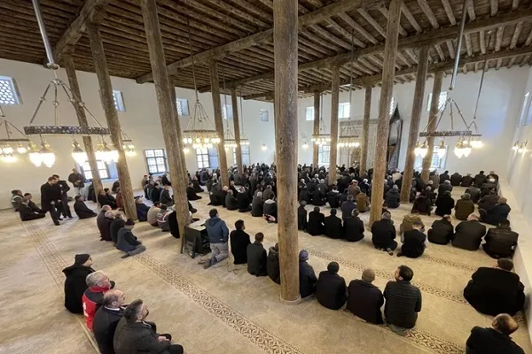 Niğde'de restorasyonu tamamlanan 612 yıllık cami ibadete açıldı