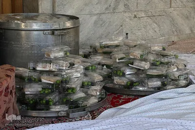مراسم افطاری ساده در آستان امامزادگان محمد(ع) و سکینه خاتون(س)
