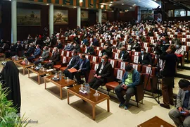 اعطای تندیس فداکاری به دانشجویان