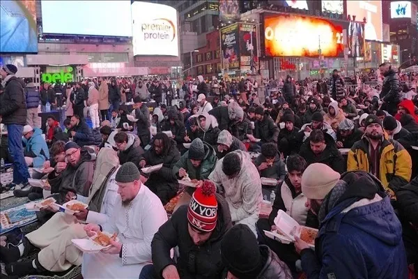 Mamia ya Waislamu washiriki hafla ya Iftar katika eneo la Times Square, New York