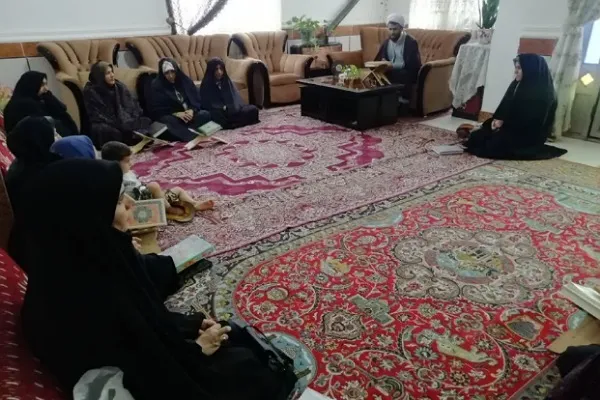 بازدید کارشناس و اعضای هیئت بانوان اندیشه‌ورز از جلسات خانگی قرآن خان‌ببین