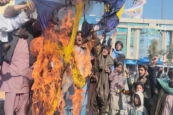 افغانانو د سوېډنیانو د سپکاویو په ځواب کې ددغه هیواد بېرغ ته اور واچوه