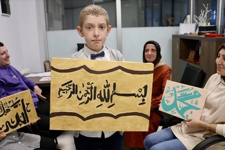 Otizmli 11 yaşındaki Yusuf'un yazdığı hatlar görenleri şaşırtıyor