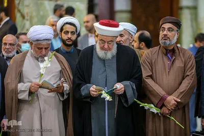 ادای احترام مهمانان کنفرانس وحدت به امام راحل