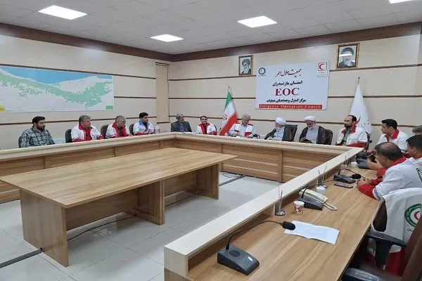 حضور آیت‌الله محمد باقر محمدی لائینی در مرکز کنترل و هماهنگی عملیات هلال احمر مازندران