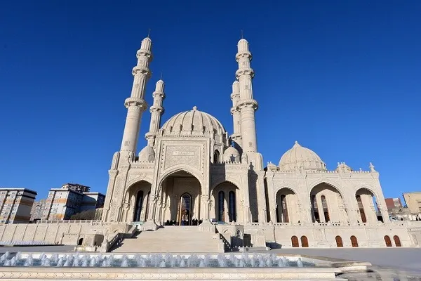 Azerbaycan'da camiler yeniden ibadete açılıyor