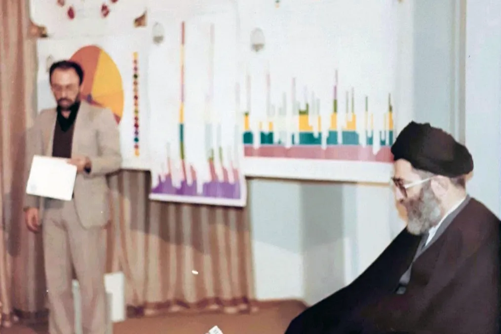 Penerbitan gambar pertemuan dengan Ayatullah Khamenei pada ulang tahun pertama penubuhan Radio Al-Quran