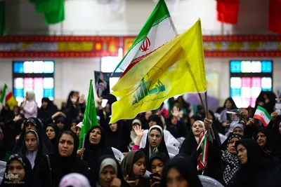تجدید بیعت دختران و مادران اصفهانی با رهبر انقلاب در گلستان شهدا