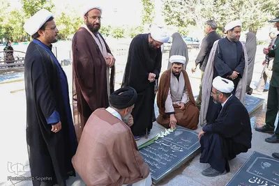 غبارروبی از مزار شهدا به مناسبت بازگشت آزادگان سرافراز به وطن