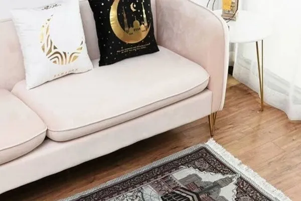 Namaz seccadesinin dekoretif ürün olarak satılmasına tepkiler yağdı