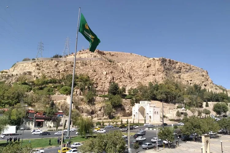 پرچم «محمد(ص)، پیامبر رحمت» در شیراز به اهتزاز درآمد