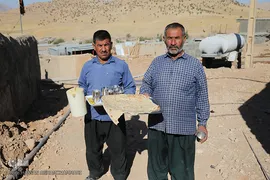 اهالی روستای گنجور با نان تازه و دوغ محلی از جهادگران بسیج سازندگی پذیرایی می کنند