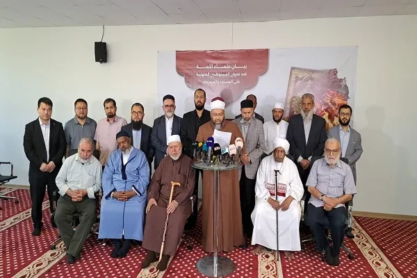 علماء الأمة تستنكر تدنيس المستوطنين لمسجد وحرق المصحف بنابلس