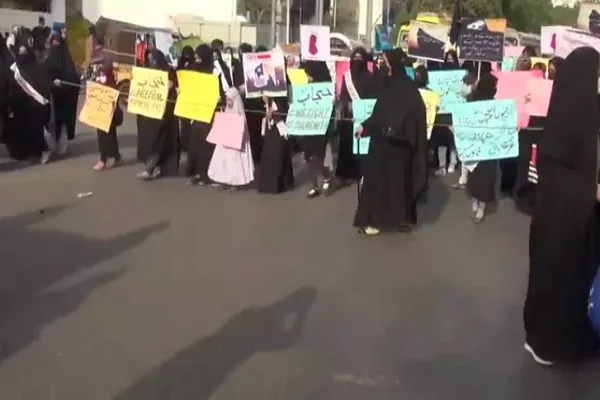 Mujeres realizan mitin en Karachi, Pakistán, para exigir derechos islámicos