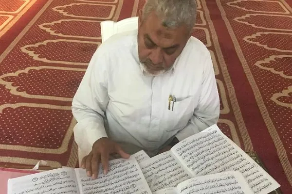 فلسطيني ينسخ القرآن بالرسم العثماني