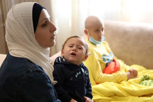 İsrail gözaltısı kanser hastası Filistinli çocukla babasını ayırdı